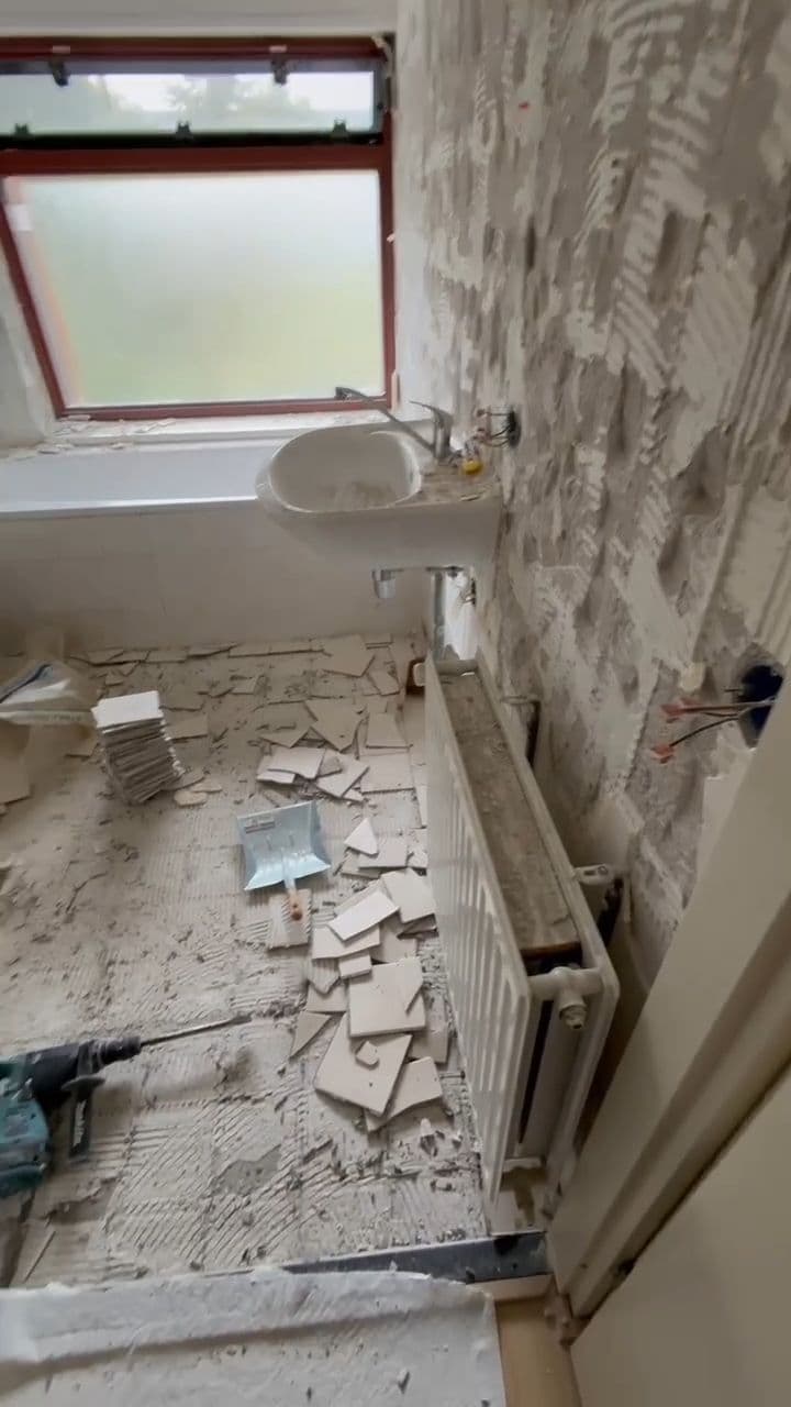 Badkamer tijdens de sloop vóór de renovatie